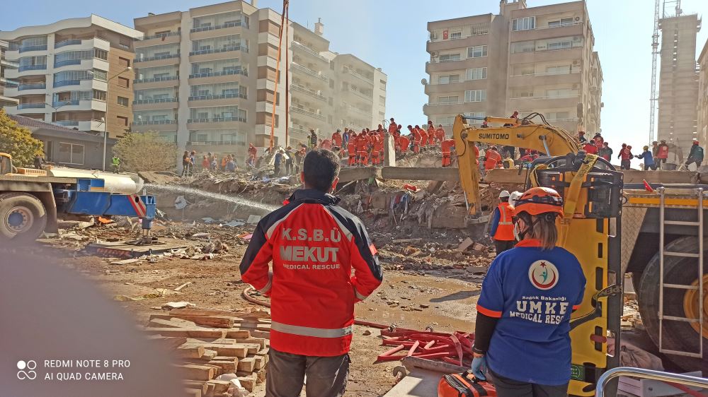 ÖĞRENCİMİZ İZMİR’DEKİ ARAMA KURTARMA ÇALIŞMALARI HAKKINDA DENEYİMİNİ PAYLAŞTI