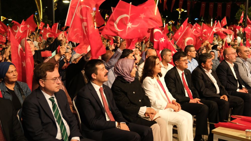 15 TEMMUZ DEMOKRASİ NÖBETİ TUTULDU